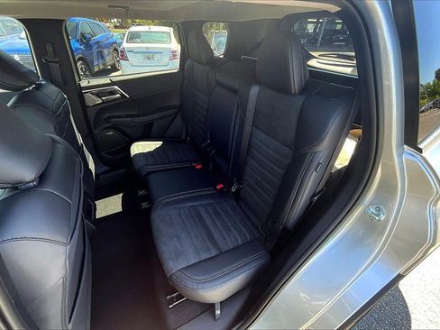 New 2025 Mitsubishi Outlander SE image 10