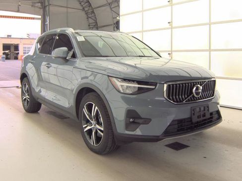 Used 2023 Volvo XC40 B5 Plus w/ Climate Package image 5
