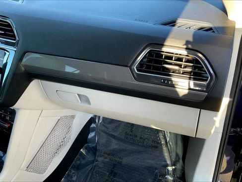 Used 2022 Volkswagen Tiguan SE image 35