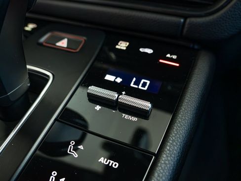 Certified 2024 Porsche Macan AWD/4WD image 16