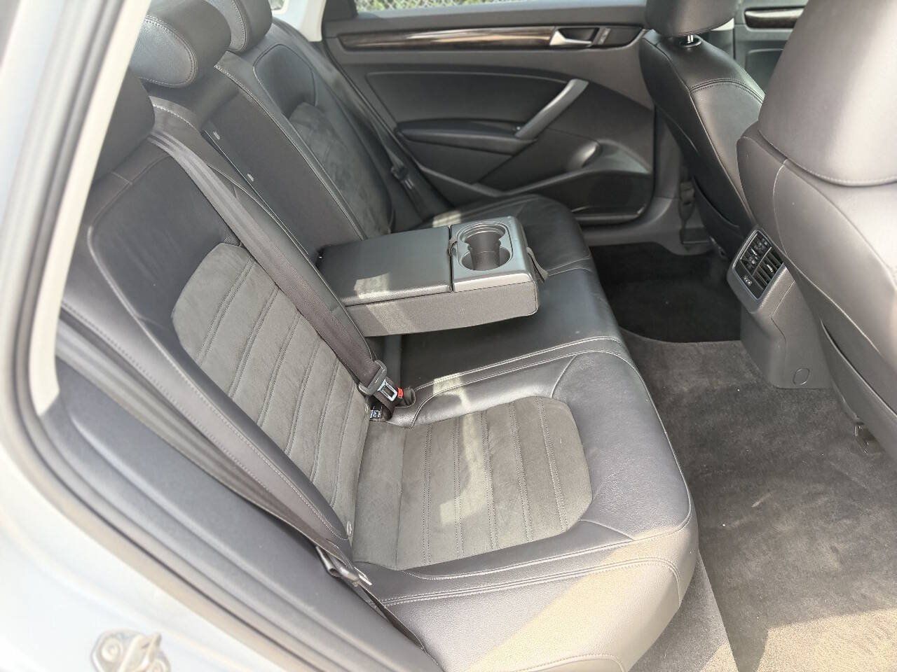 Used 2015 Volkswagen Passat TDI SEL Premium FWD image 11