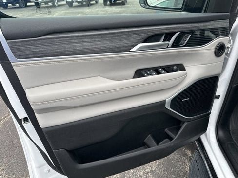 Used 2024 Jeep Wagoneer Series II w/ Flexible Seating Group AWD/4WD image 9