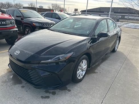 Used 2025 Toyota Camry LE image 3