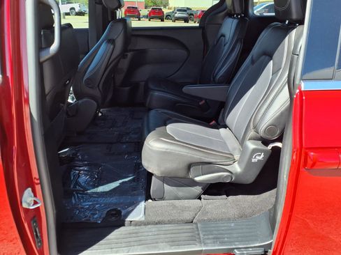 Used 2025 Chrysler Pacifica Select image 17