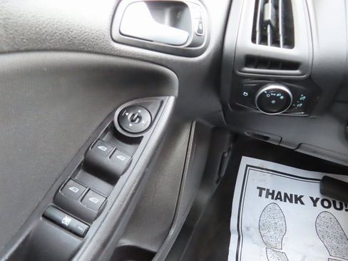 Used 2017 Ford Focus SE image 29