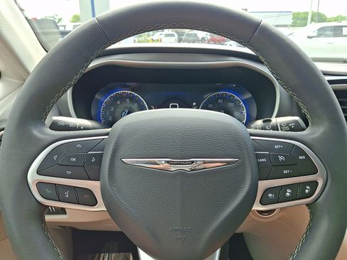 Used 2023 Chrysler Pacifica Touring-L FWD image 19