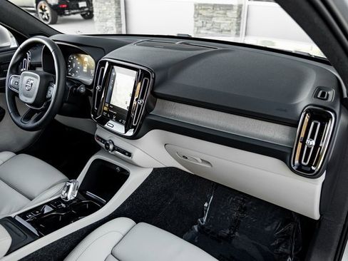 Used 2019 Volvo XC40 T5 Inscription image 28