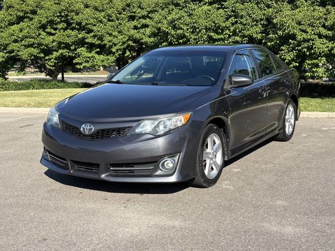 Used 2014 Toyota Camry SE FWD image 3