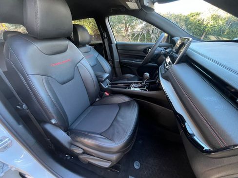 Used 2025 Jeep Compass Trailhawk image 35