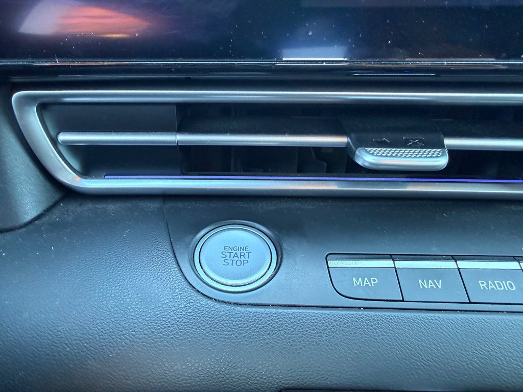 Certified 2022 Hyundai Elantra Limited FWD image 16