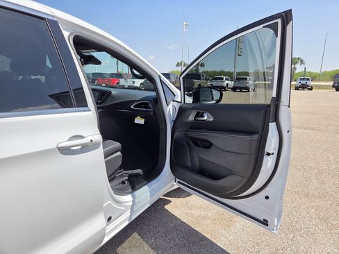 New 2026 Chrysler Pacifica Select FWD image 17