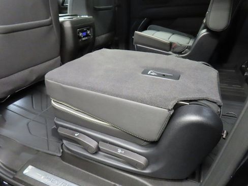 Used 2025 Chevrolet Suburban Premier image 64