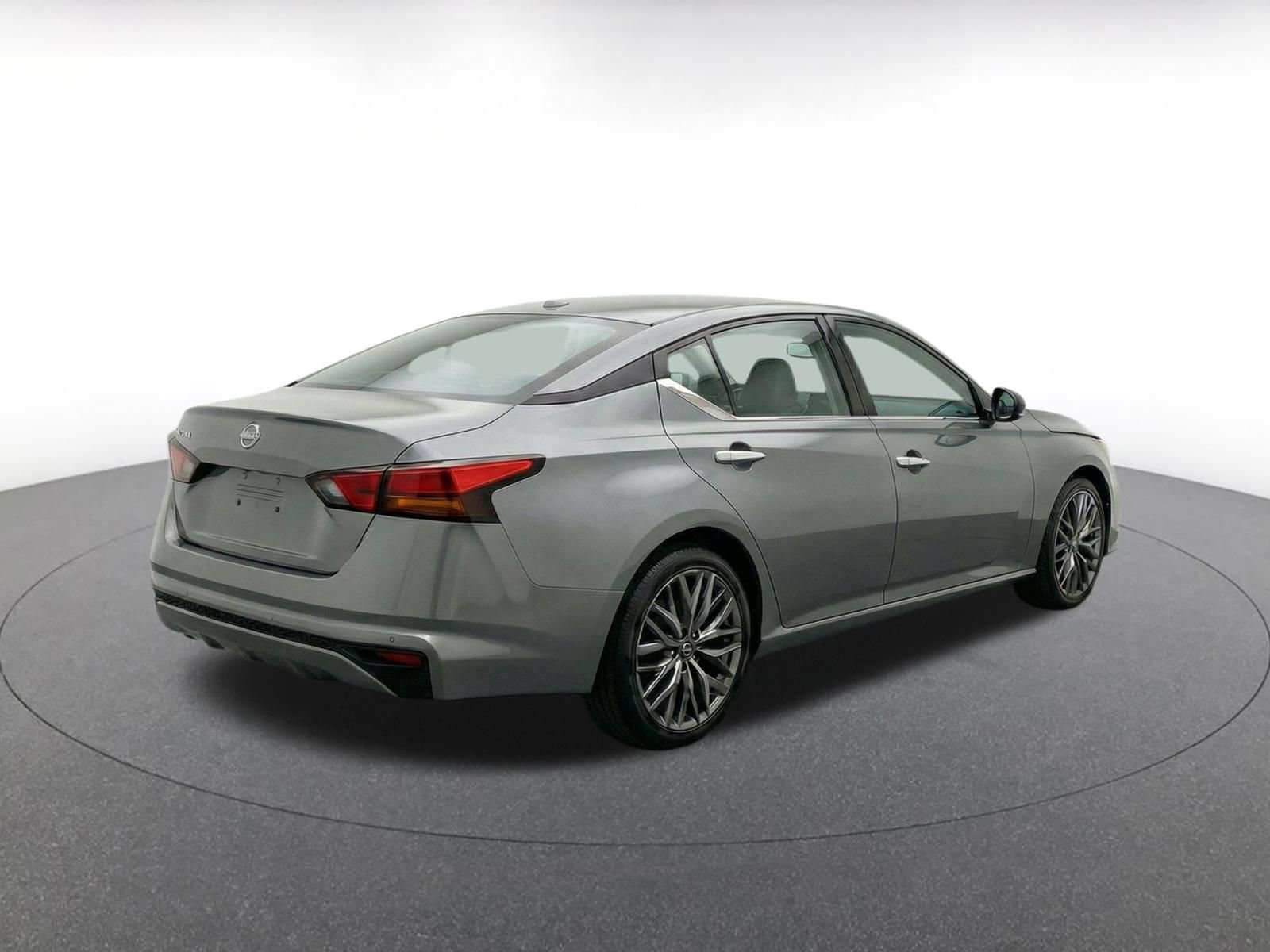Used 2025 Nissan Altima 2.5 SV FWD image 10