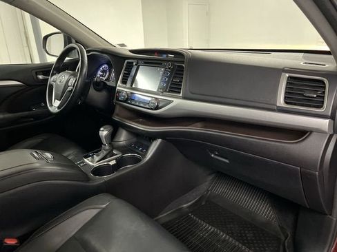 Used 2018 Toyota Highlander XLE AWD/4WD image 29
