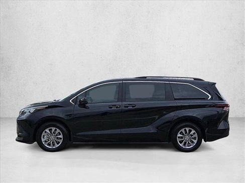 Used 2026 Toyota Sienna LE FWD image 9