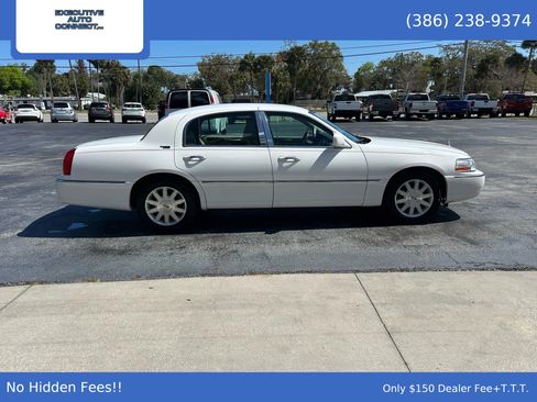 Used 2011 Lincoln Town Car Signature Limited image 7