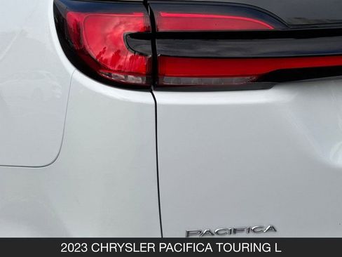 Used 2023 Chrysler Pacifica Touring-L FWD image 31