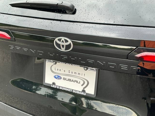Used 2025 Toyota Grand Highlander AWD image 3