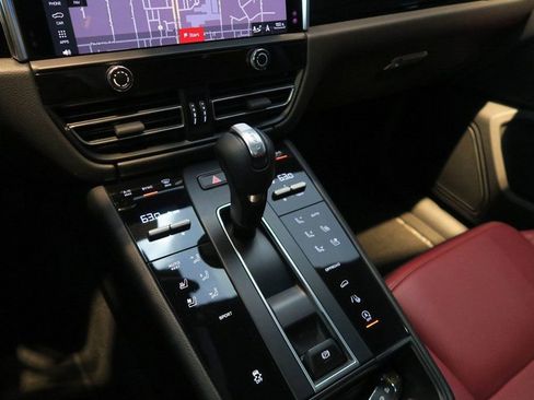 Used 2023 Porsche Macan image 20