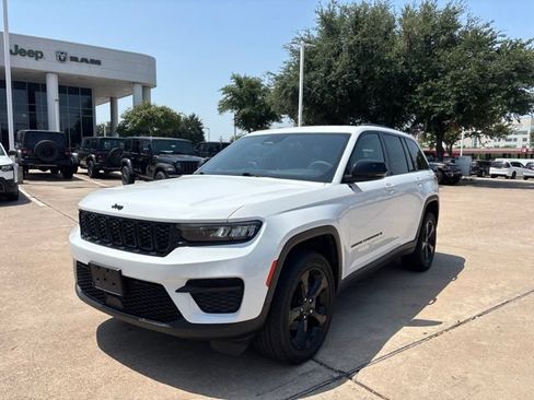 Used 2023 Jeep Grand Cherokee Altitude AWD/4WD image 3