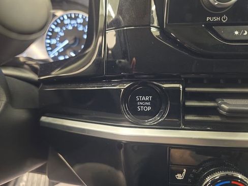 Used 2025 Nissan Pathfinder SV FWD image 29