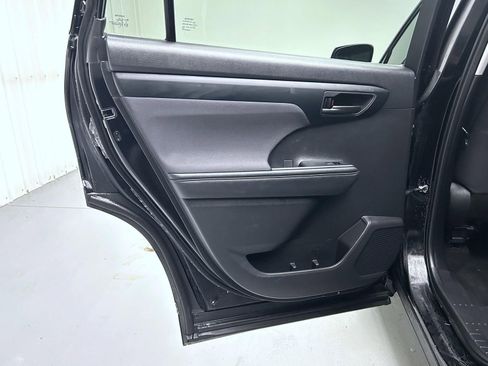 Used 2024 Toyota Highlander LE image 21