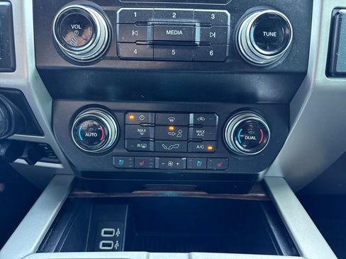 Used 2019 Ford F150 Lariat w/ Equipment Group 502A Luxury AWD/4WD image 19