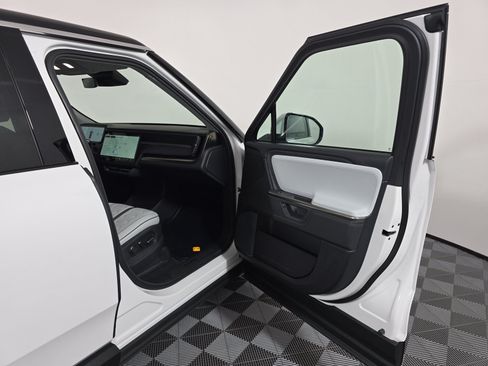 Used 2025 Rivian R1S Adventure AWD/4WD image 18