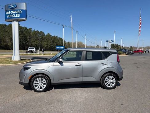 Used 2023 Kia Soul LX FWD image 5