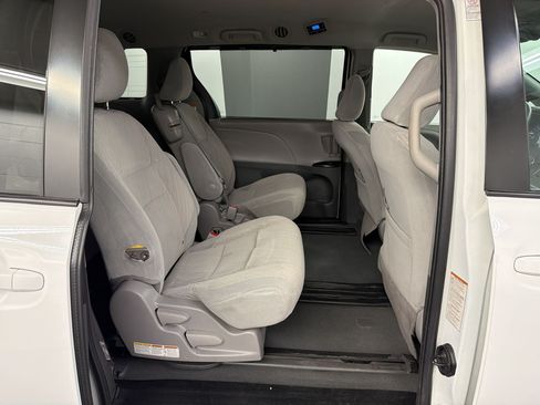 Used 2020 Toyota Sienna LE w/ Carpet Mat Package FWD image 28