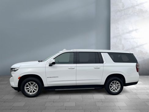 Used 2024 Chevrolet Suburban LT image 3