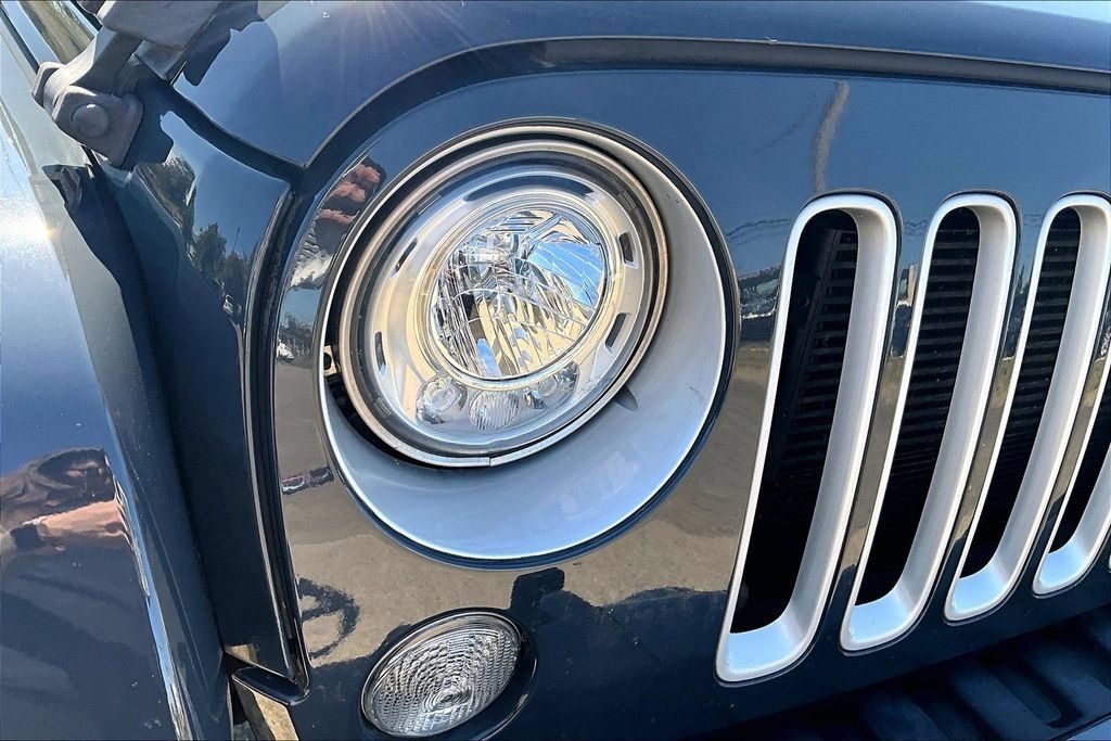 Used 2017 Jeep Wrangler Unlimited Sahara w/ Connectivity Group AWD/4WD image 27