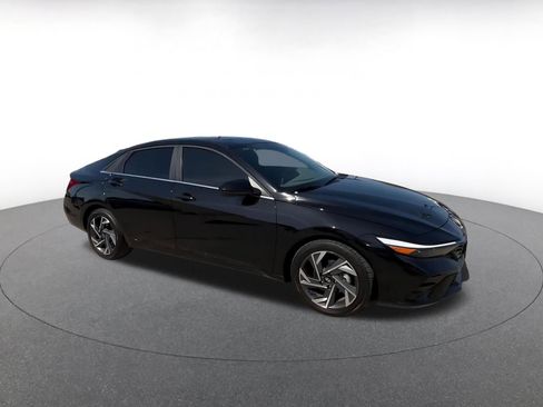 Used 2025 Hyundai Elantra SEL FWD image 2