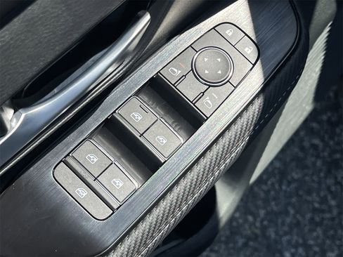 New 2025 Nissan Kicks SR image 17