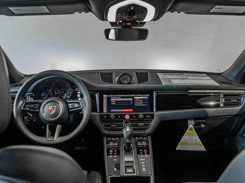 Used 2025 Porsche Macan image 21