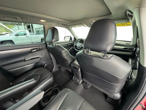 Used 2022 Toyota Highlander Platinum image 25