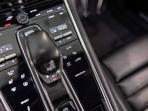 Used 2019 Porsche Panamera image 31
