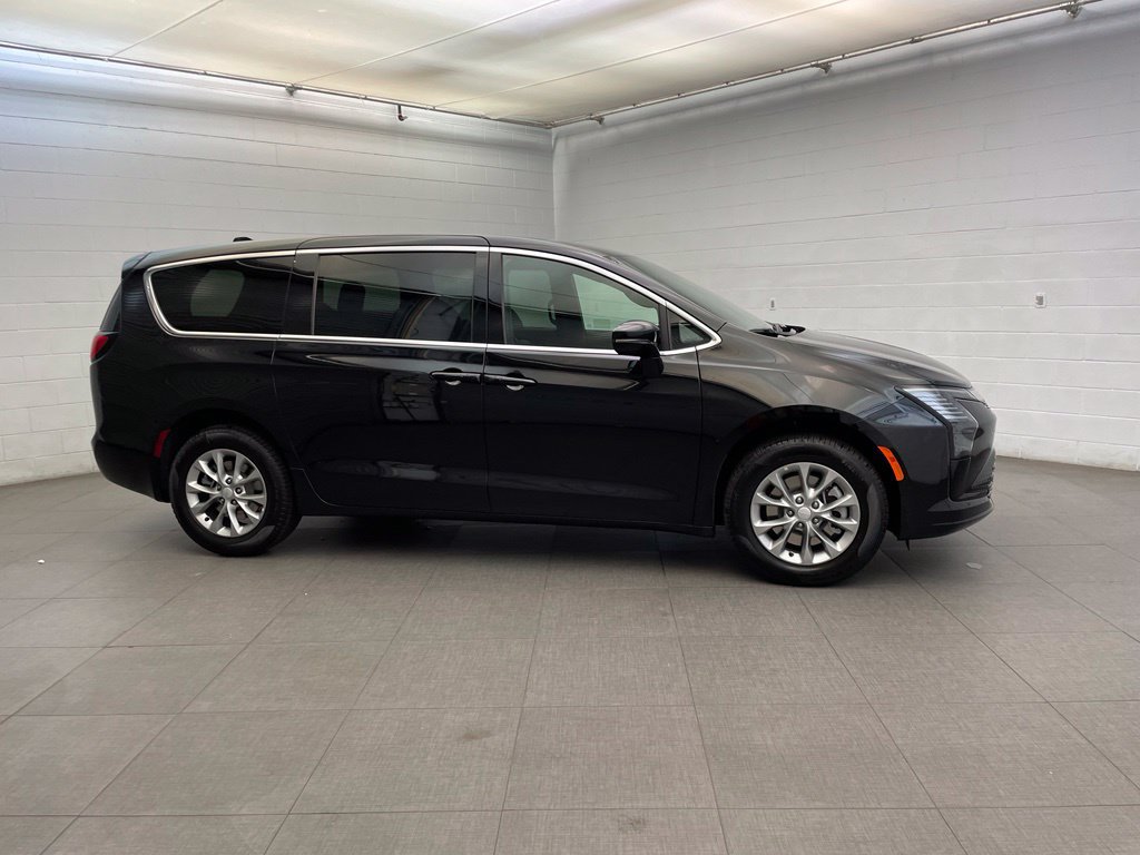 New 2027 Chrysler Pacifica Select AWD/4WD image 2