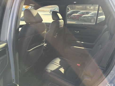Used 2025 Honda Pilot TrailSport image 11