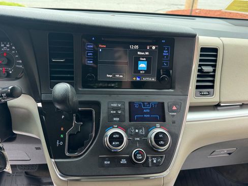 Used 2017 Toyota Sienna LE FWD image 18