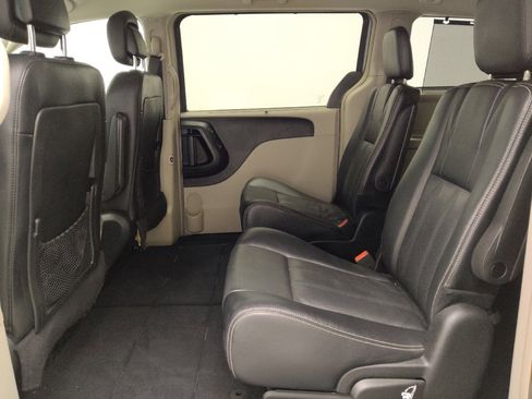 Used 2015 Chrysler Town & Country Touring-L w/ Driver Convenience Group FWD image 18