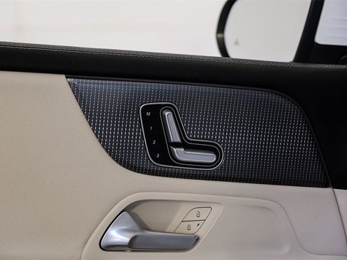 Used 2021 Mercedes-Benz GLB 250 w/ Premium Package image 46