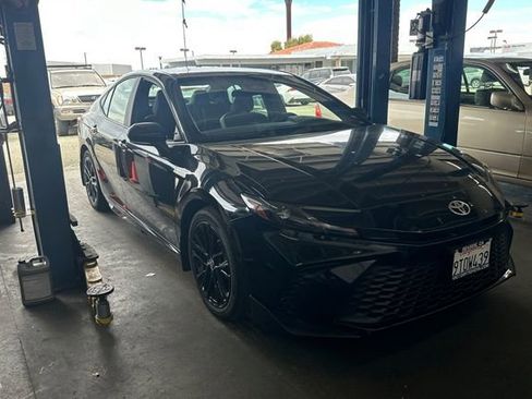 Used 2025 Toyota Camry SE image 2