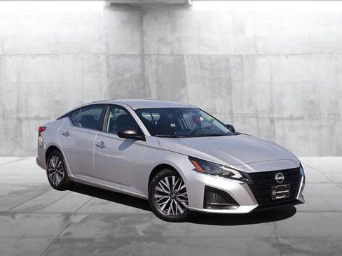Used 2024 Nissan Altima 2.5 SV image 2