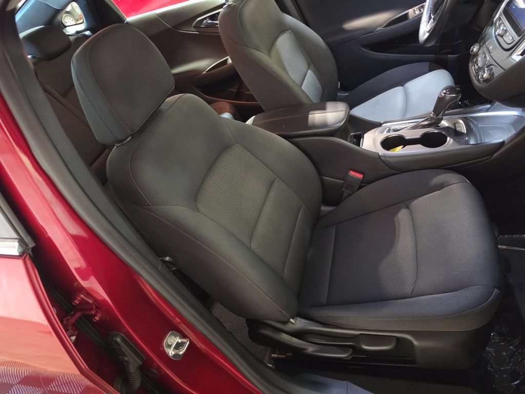 Used 2017 Chevrolet Malibu LT FWD image 25
