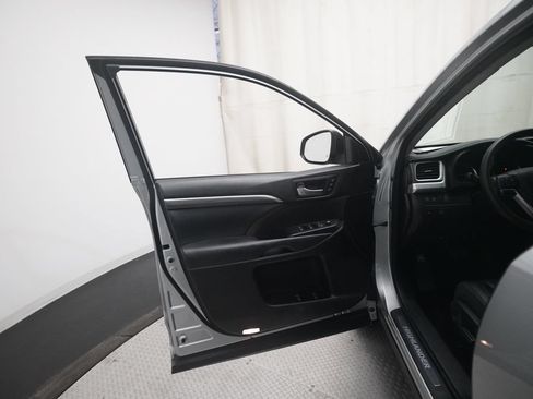 Used 2017 Toyota Highlander Limited AWD/4WD image 28