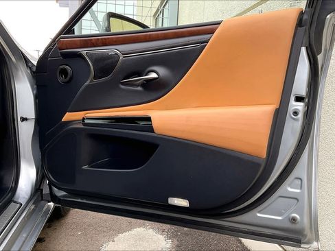 Used 2022 Lexus ES 300h w/ Luxury Package image 21