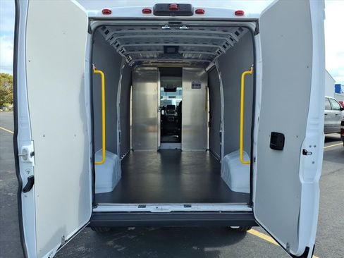 Used 2025 RAM ProMaster 2500 w/ Convenience Group image 9
