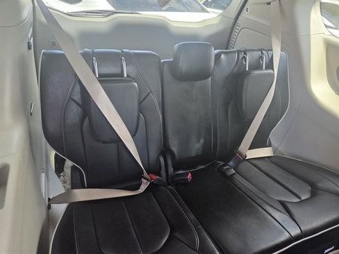 Used 2022 Chrysler Pacifica Limited FWD image 12