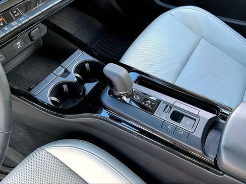 Used 2024 Toyota Prius XLE image 18